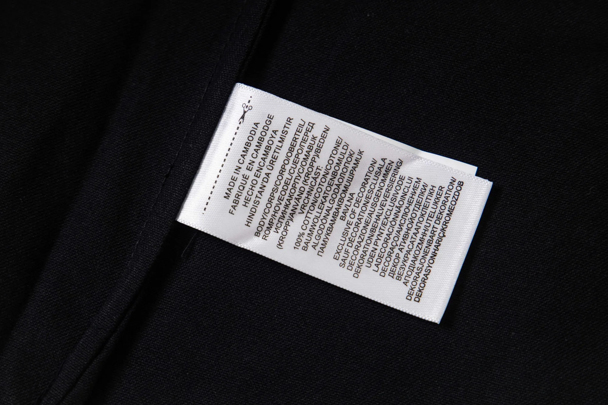 🅿️250 New: Style number: B141 Ralph Lauren/Ralph Lauren classic small label couple's long-sleeved shirt 1️⃣ Made of high-quality fabrics, the upper body is soft and comfortable, extremely delicate, and feels solid, smooth and soft. The fabric has the characteristics of being wrinkle-free and has an invincible feel. The details are perfectly handled! 2️⃣The workmanship details are perfectly controlled. They are all hemmed with vest technology, and the inside of the sleeves are also used. Different from the four-needle and five-thread workmanship, the collars are also all designed with interlining, showing high-end fashion and individuality, and the style is fashionable, simple and elegant! 3️⃣It is very youthful and energetic, and can be easily worn by both men and women. It is very in line with the fashion aesthetic concepts of today's young people! Color: Black, White, Navy Size: S, M, L, XL